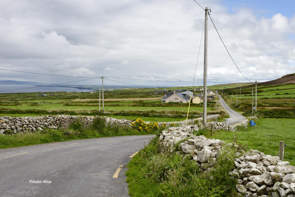Straße an der Küste Irlands