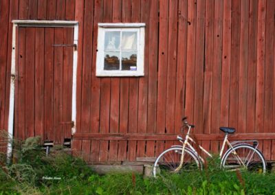 Fahrrad vor ritem Holzhaus in Grebbestad
