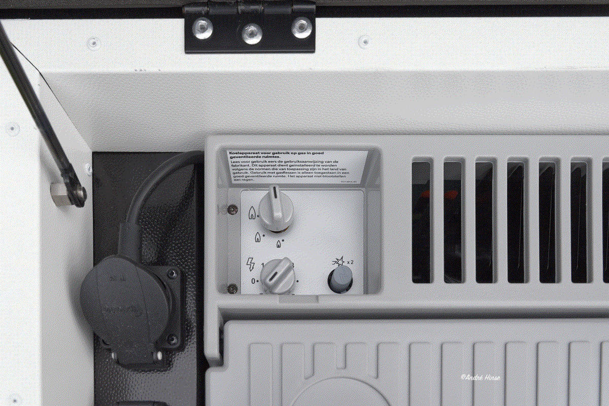 Die Kühlbox erlaubt den Betrieb auf Gas und mit Strom
